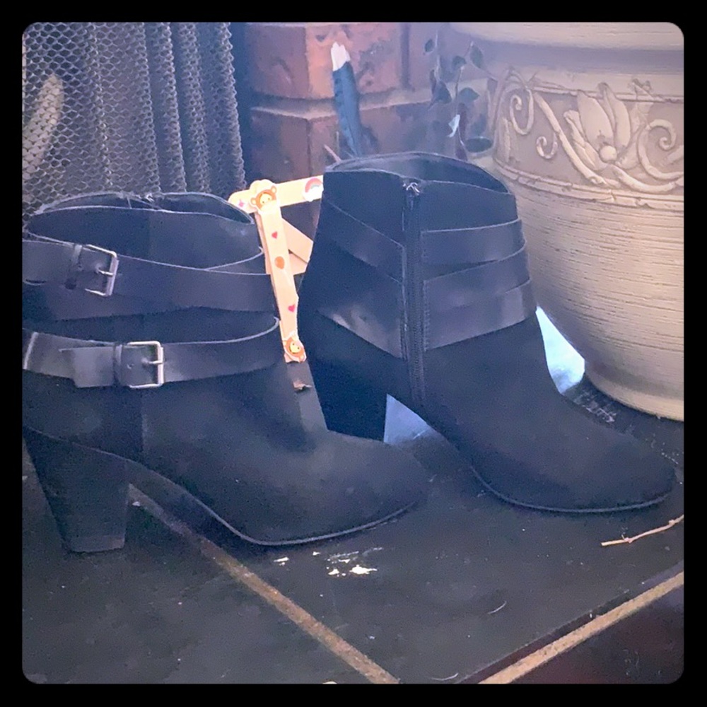 Le Chateau black booties: size 39 (size 9 woman’s)